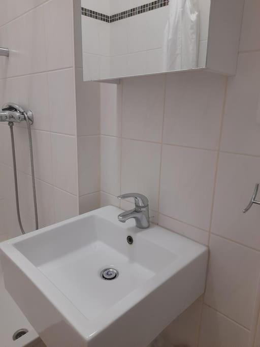 Zwei-Zimmer Wohnung In Wiesbadens Westend Buitenkant foto